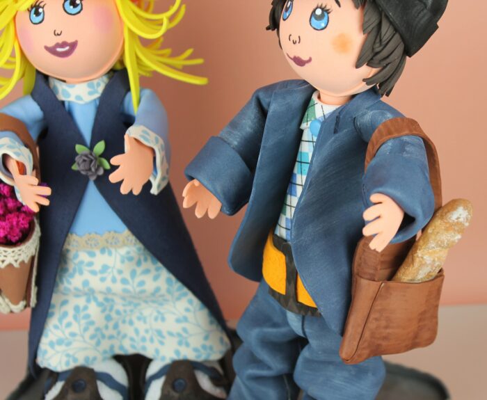 figurines parisiennes avec des fleurs et une baguette de pain