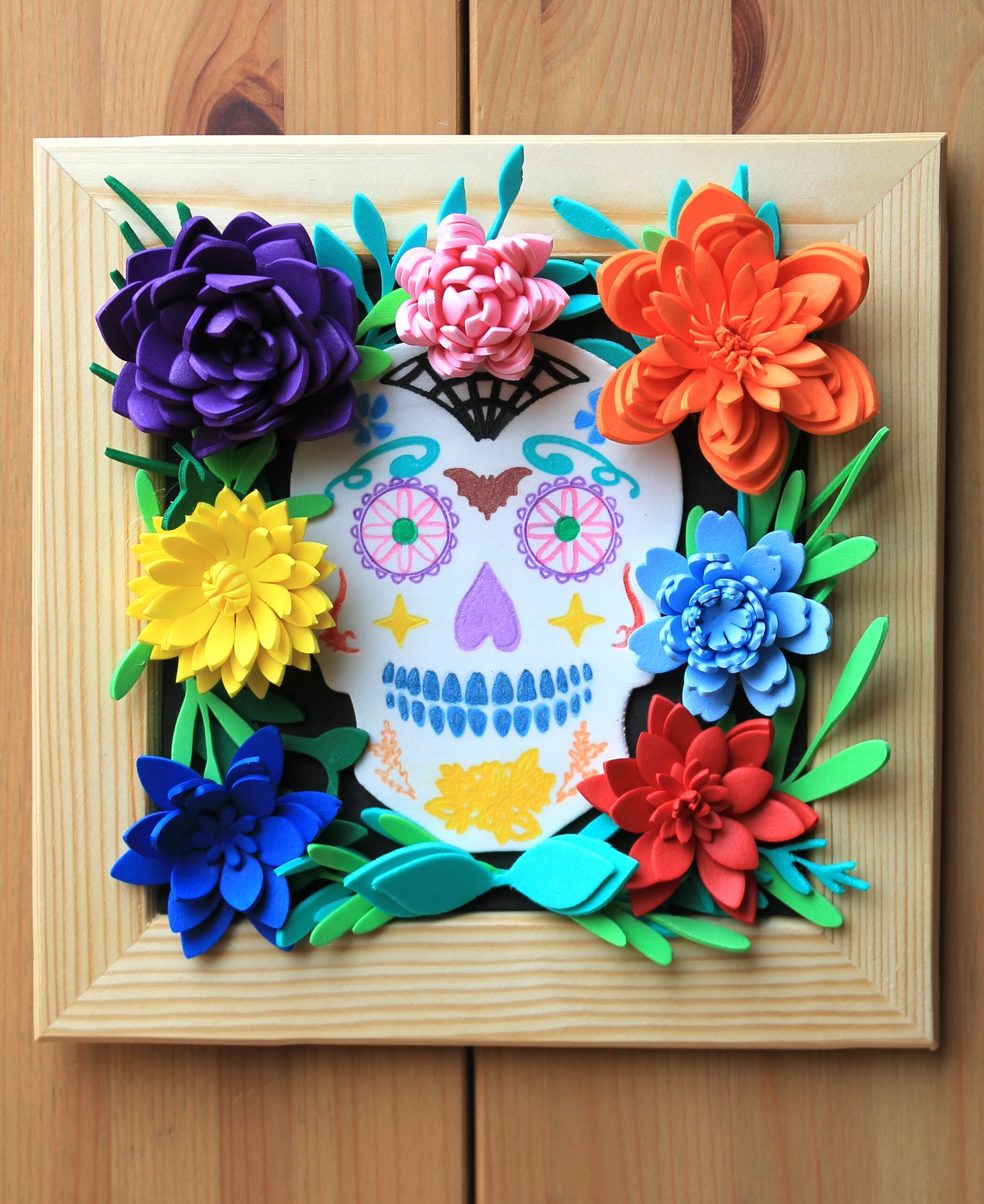 cadre floral représentant une calavera mexicaine colorée