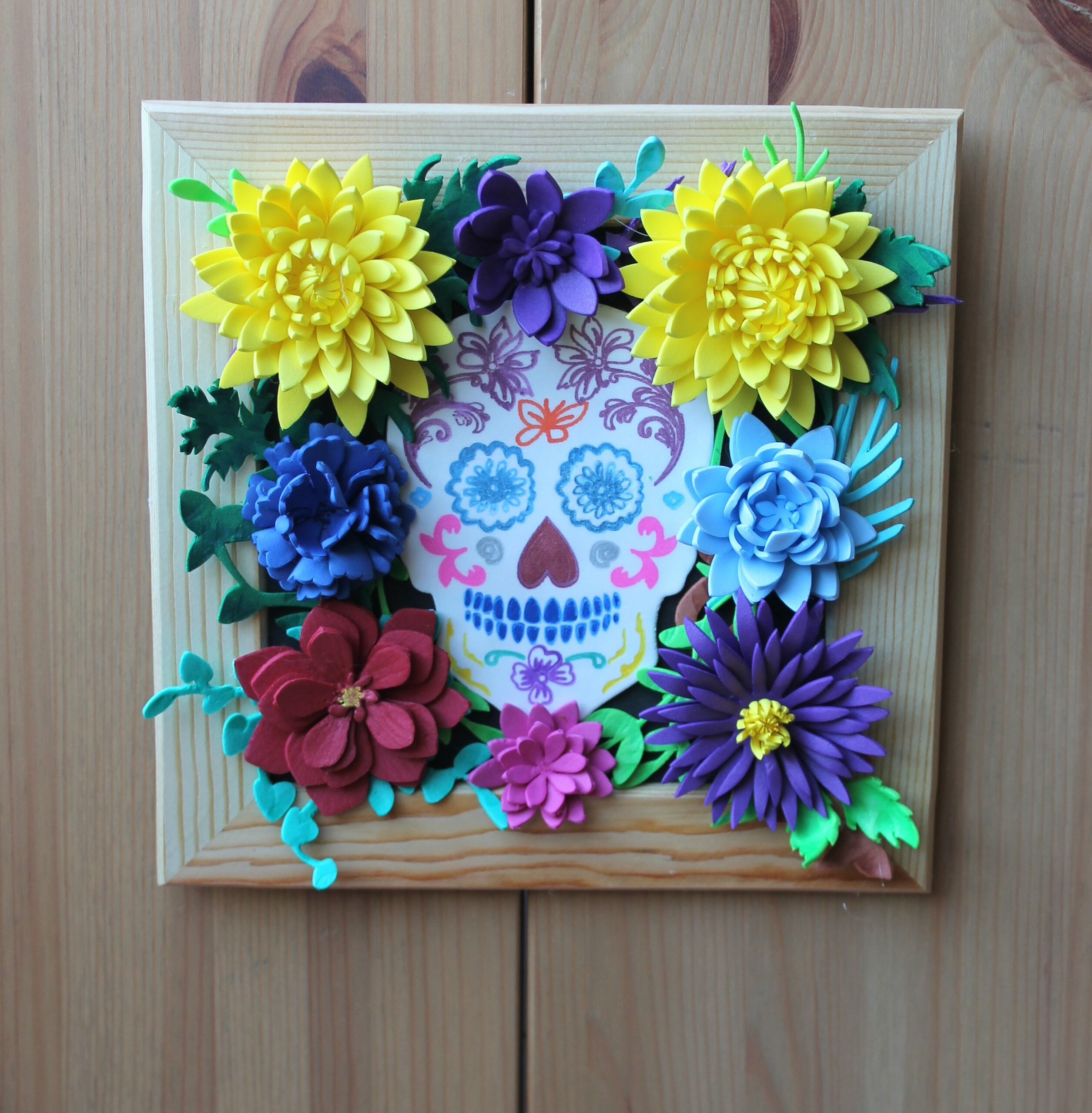 cadre floral représentant une calavera mexiaine fleurie
