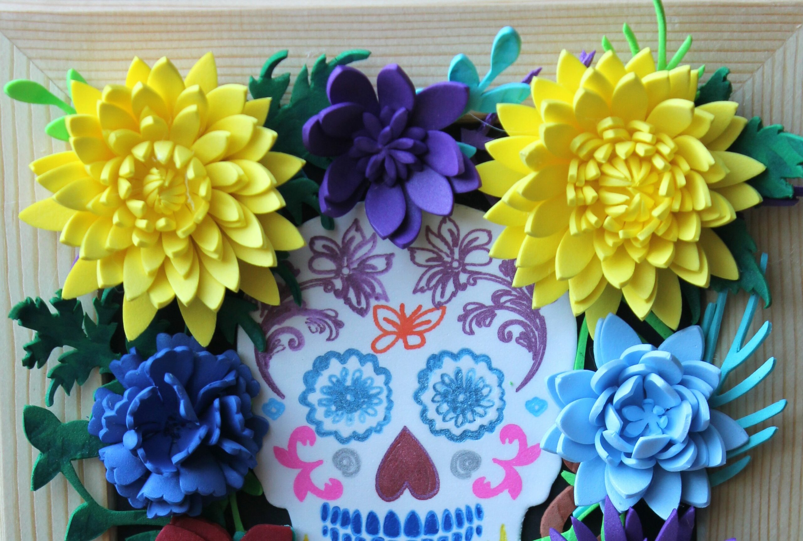 calavera mexicaine dans un cadre fleuri le haut du cadre