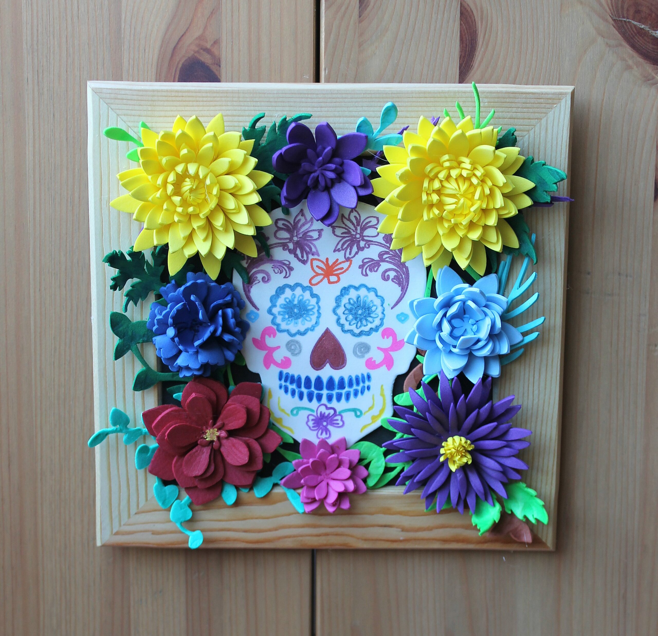 une tête de mort fleurie avec des fleurs en mousse EVA représentant une calavera mexicaine
