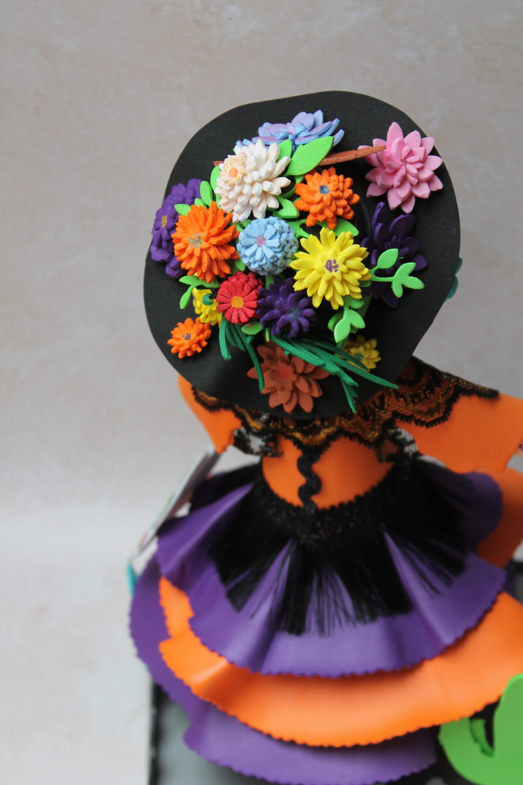 le chapeau de la catrina avec ses jolies fleurs
