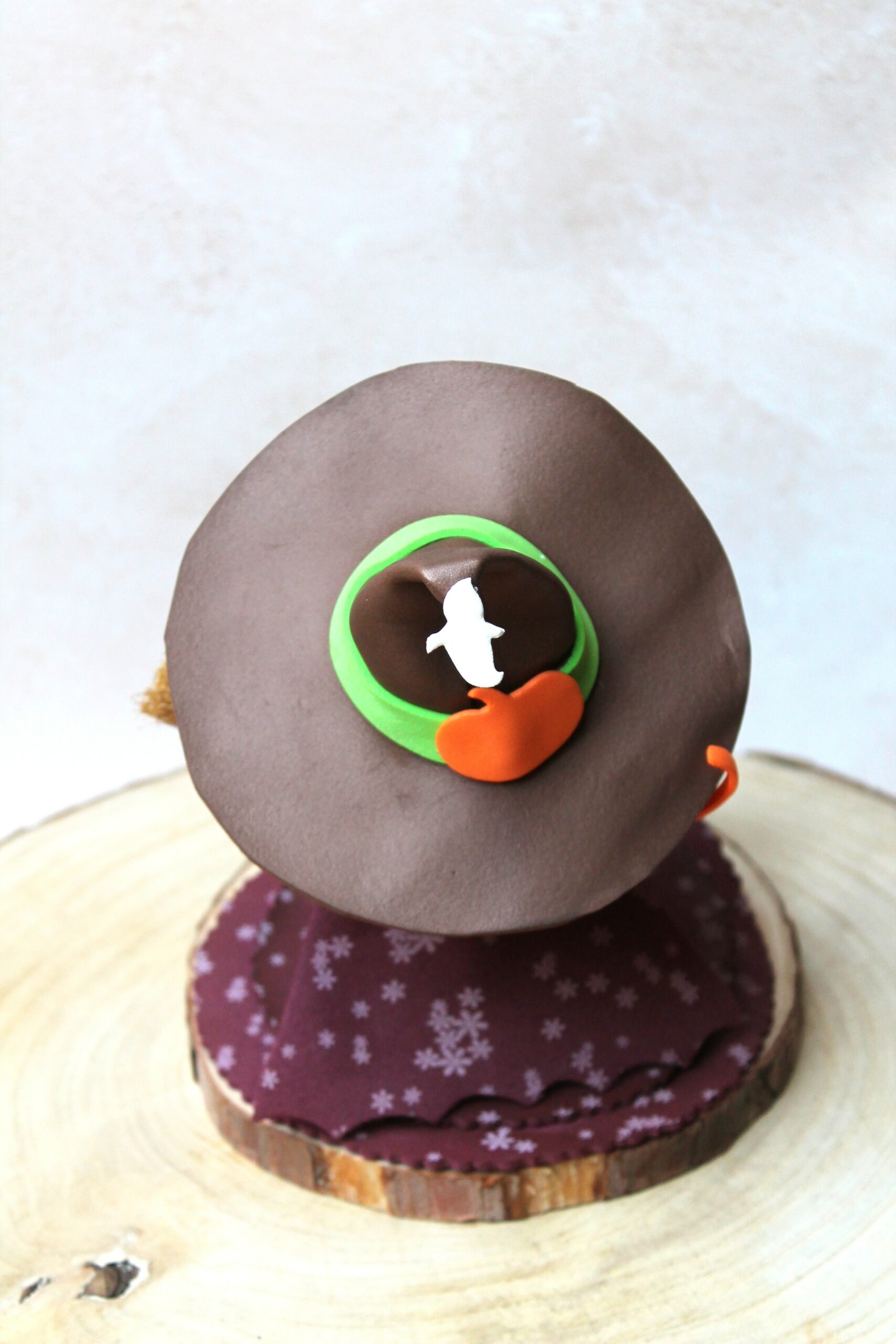 figurine sorcière d'halloween vue de dos