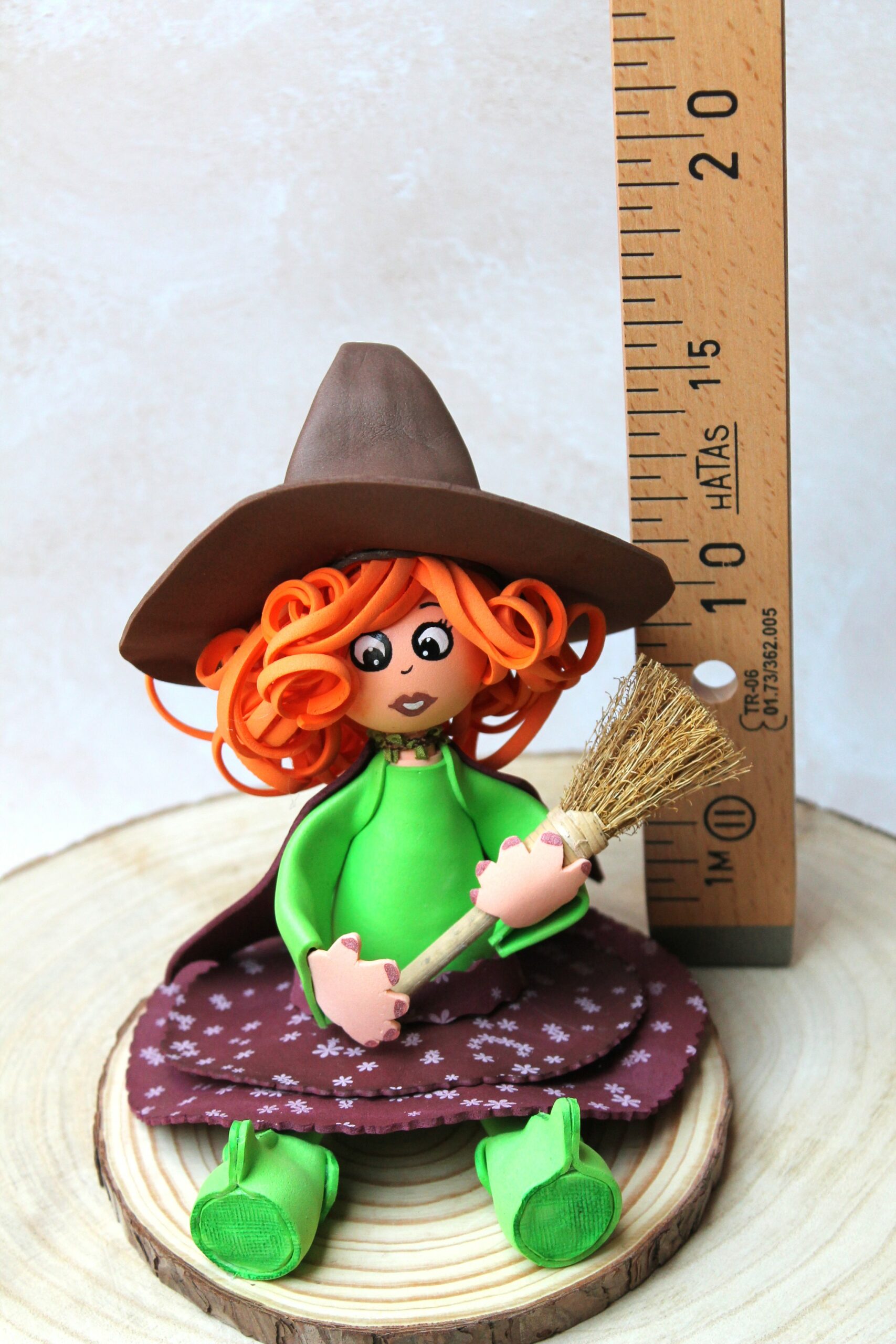 figurine sorcière assise qui montre sa hauteur