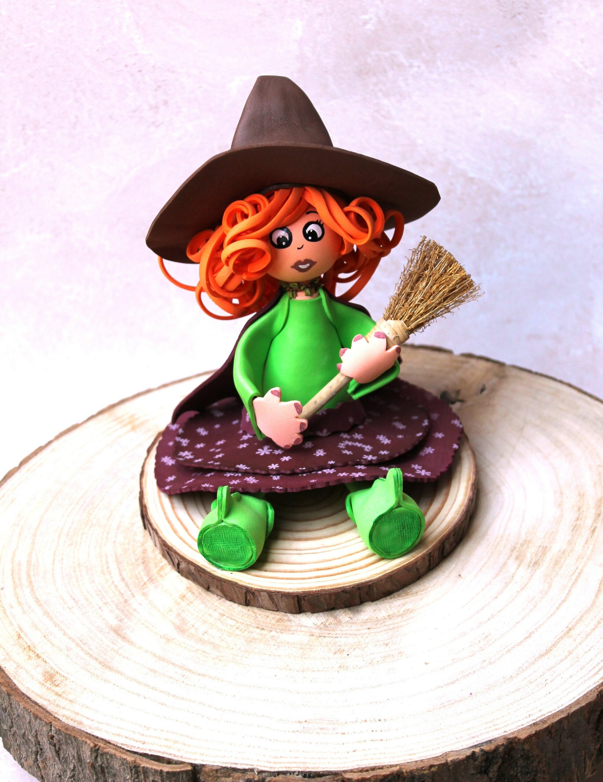 sorcière d'Halloween aux cheveux roux