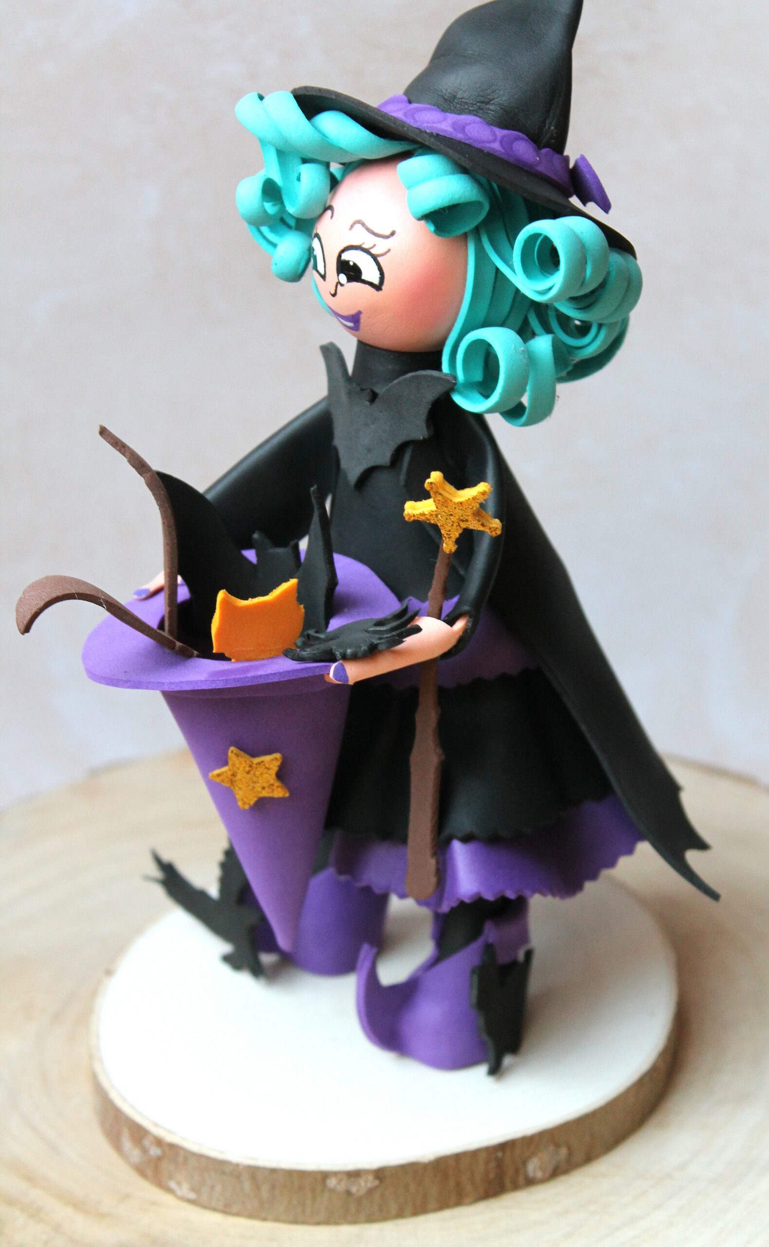 petite sorcière et son chapeau rempli d'animaux magiques vue de côté