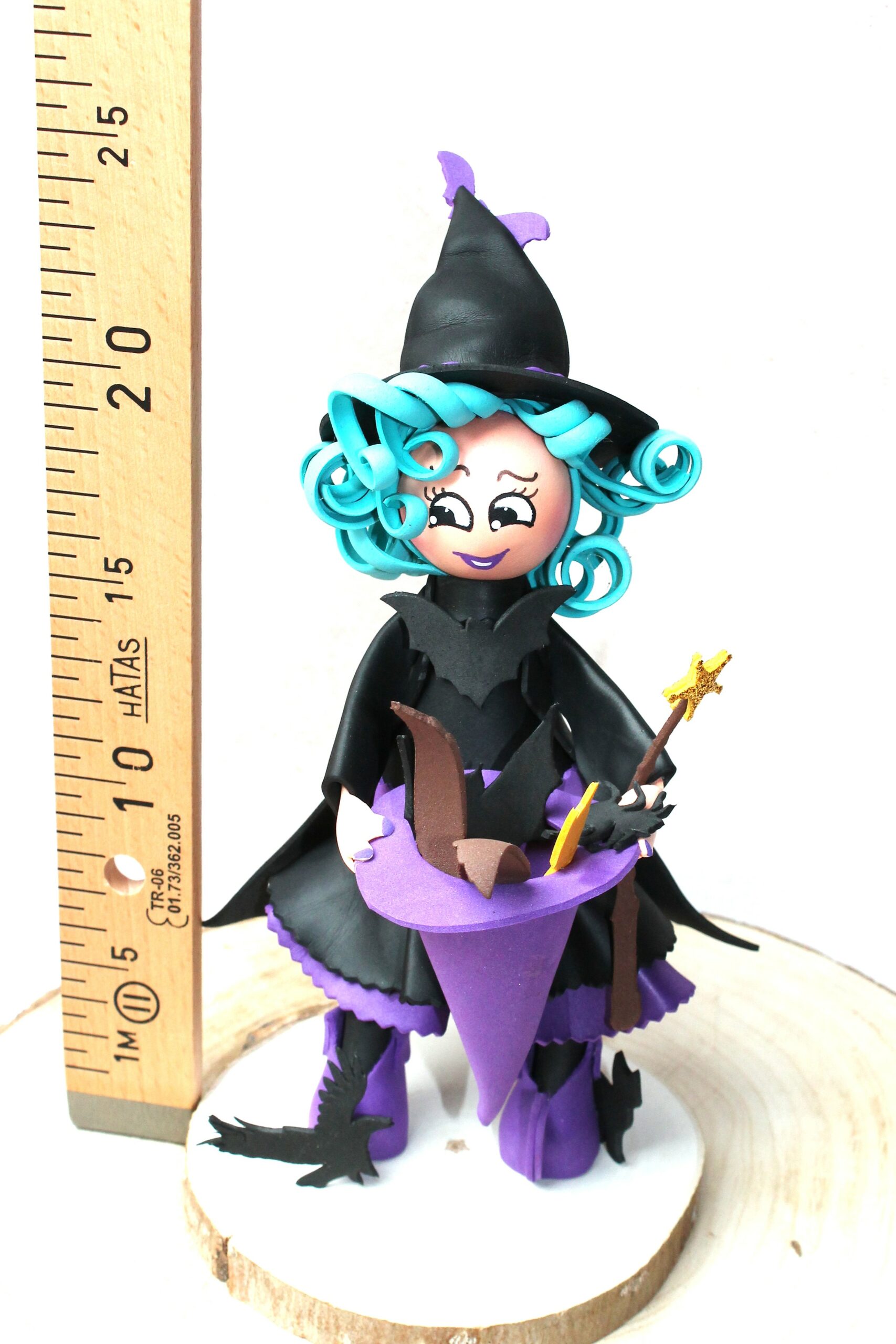 sorcière au chapeau magique hauteur