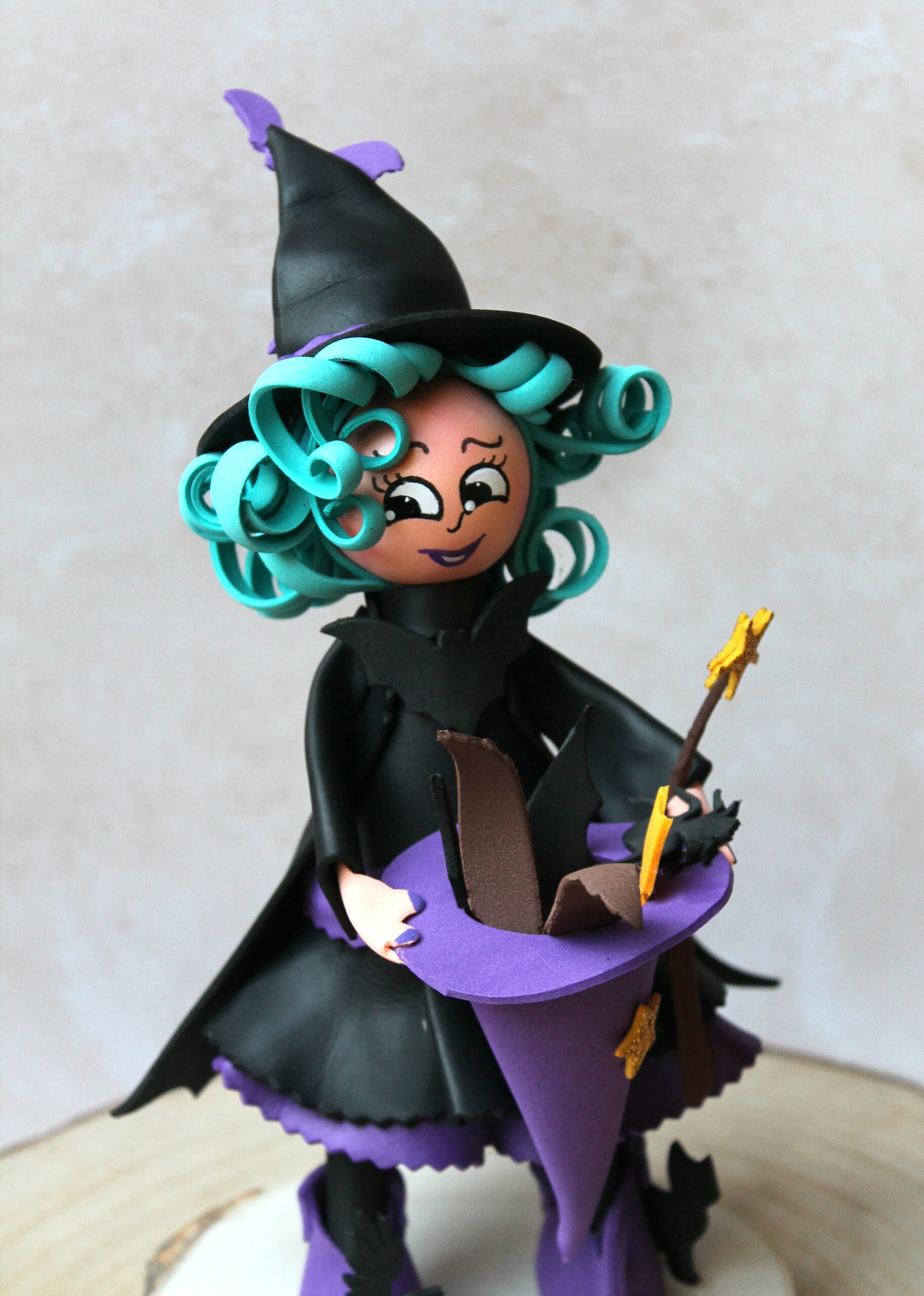 figurine sorcière et son chapeau magique