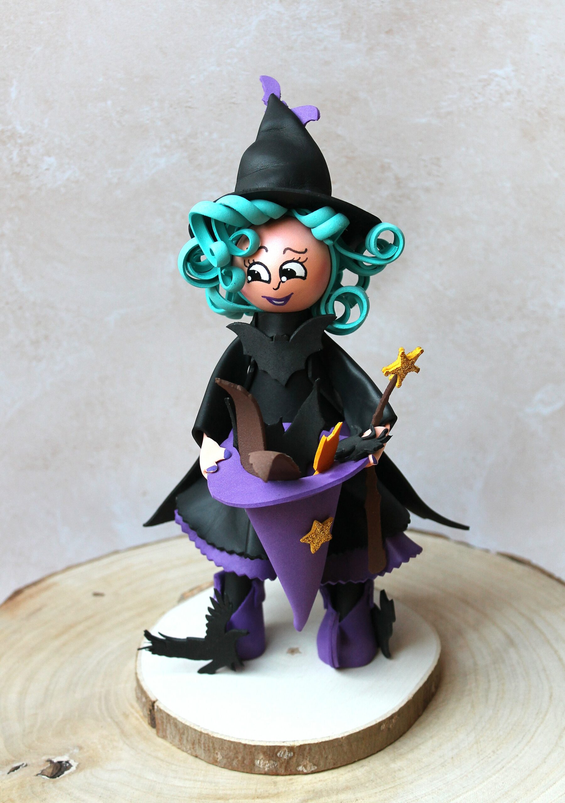 petite fofuchas sorcière aux cheveux turquoises