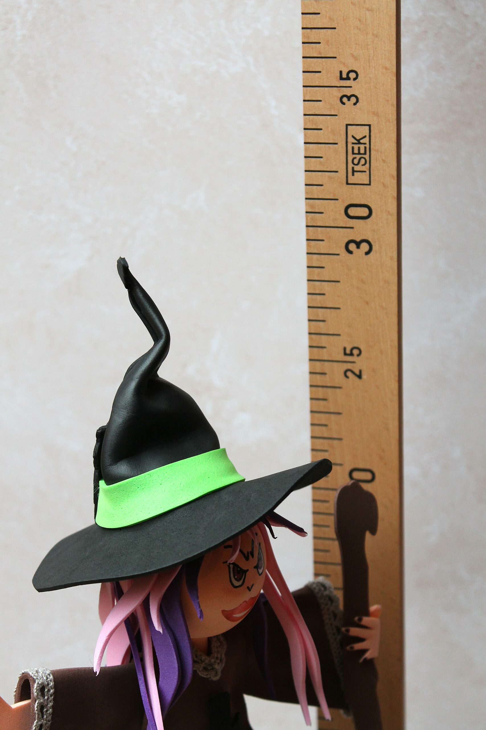 figurine sorcière d'halloween dimensions