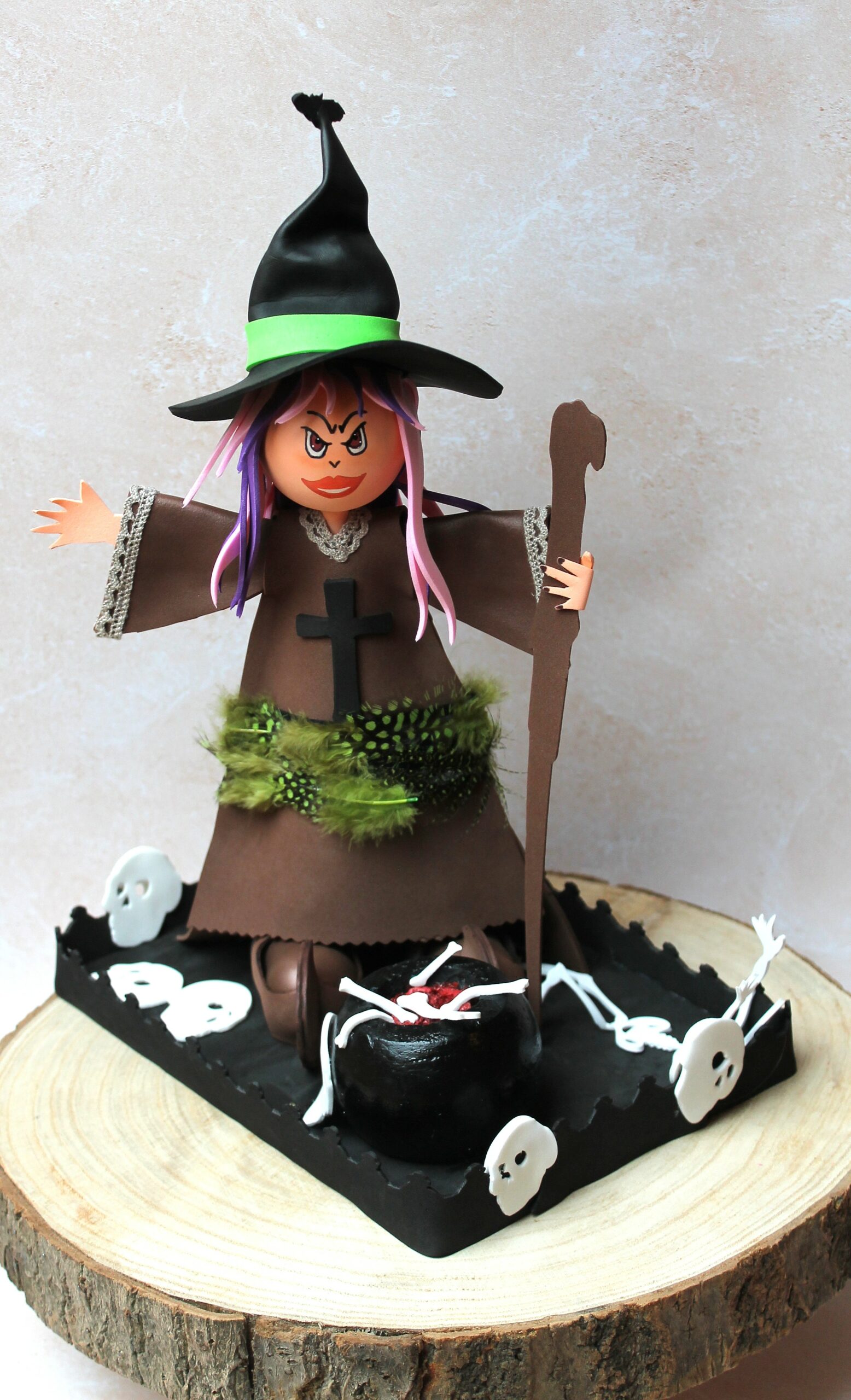 figurine sorcière qui jette un sort