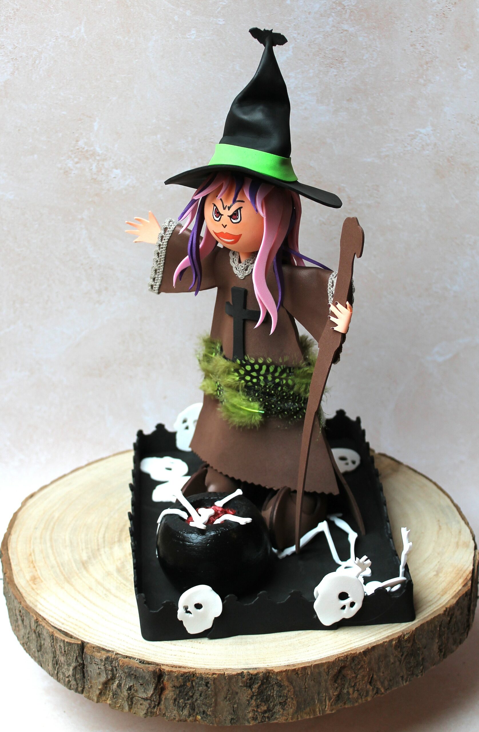 sorcière d'halloween et son décor de crânes