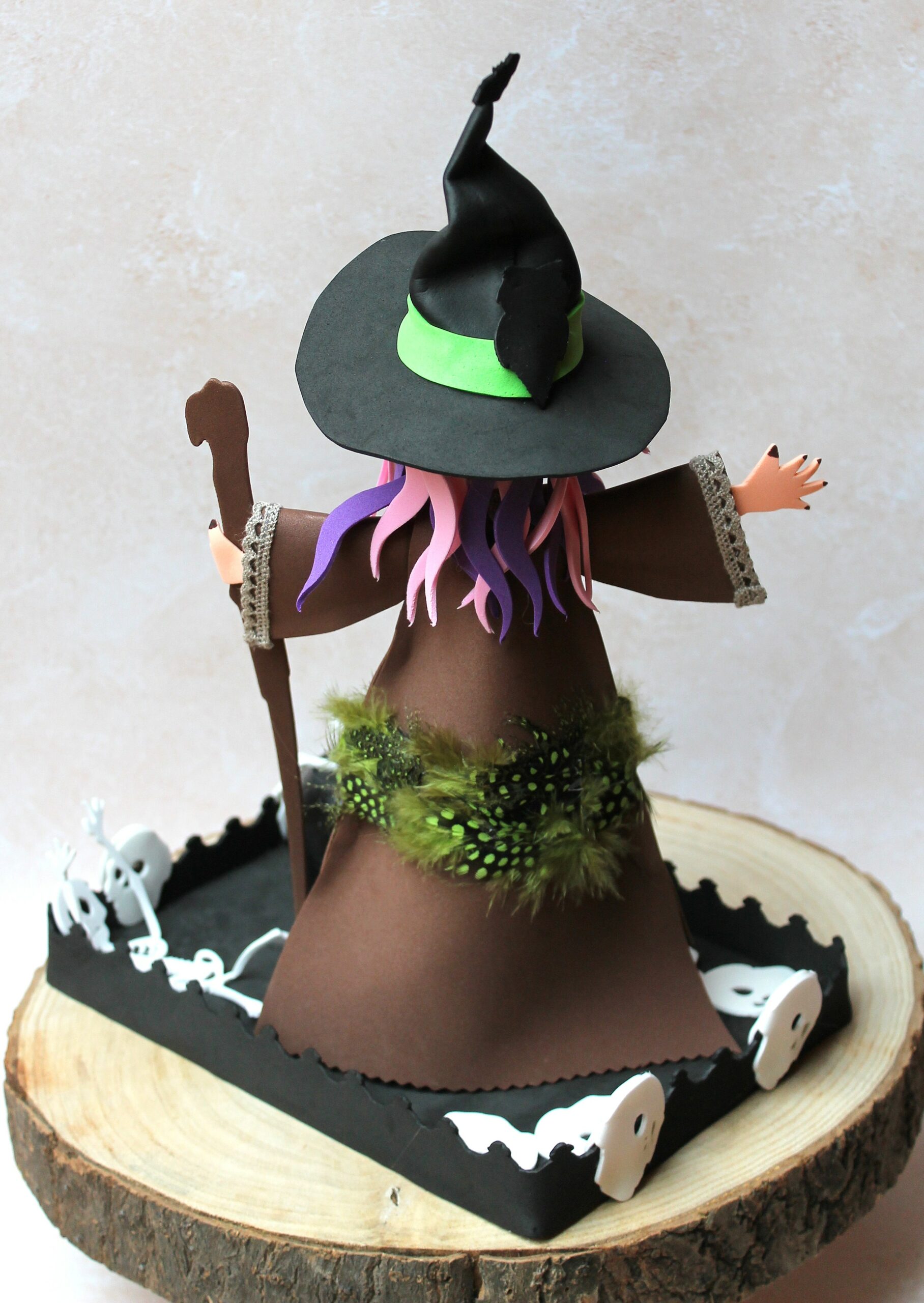 sorcière au chaudron vue de dos