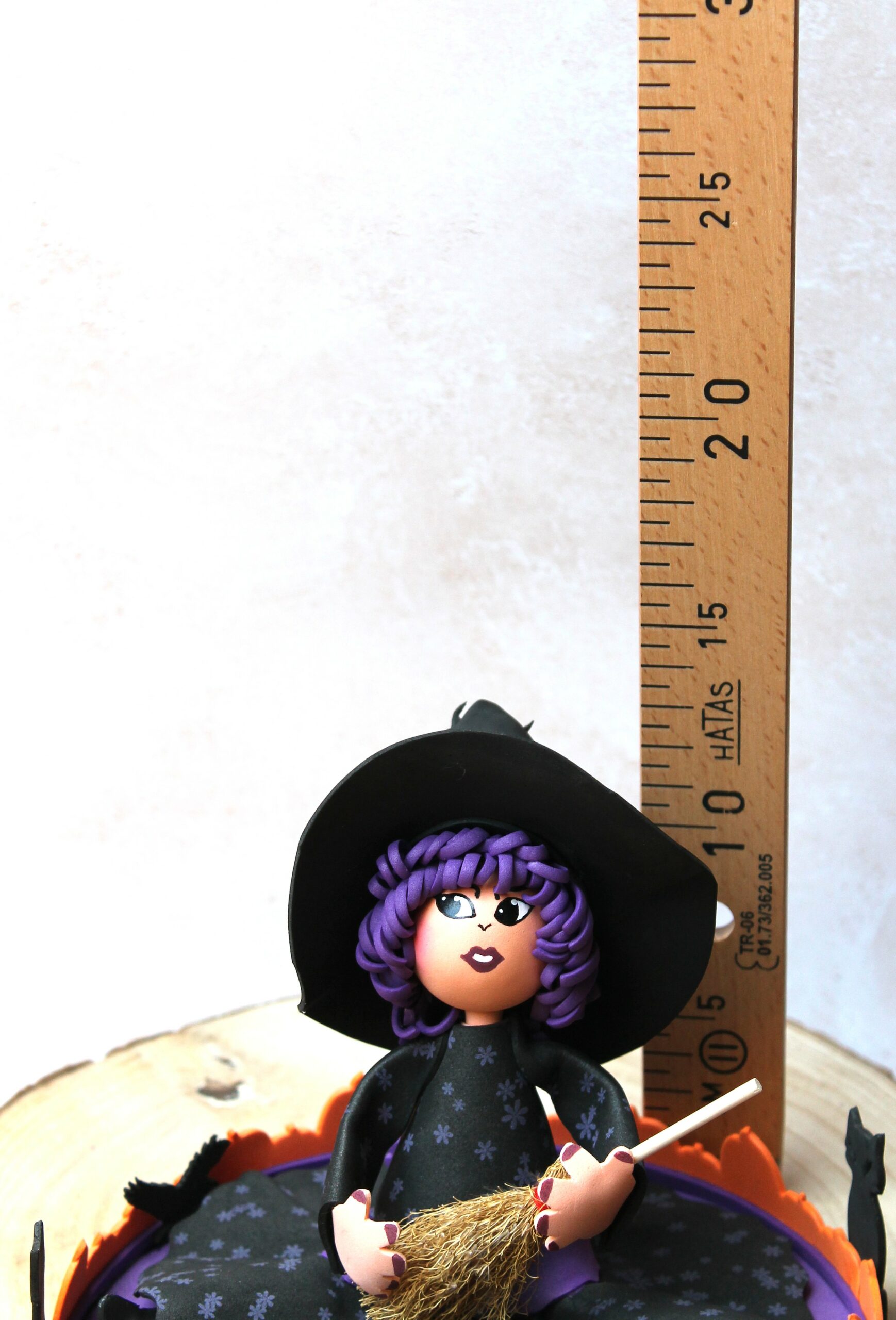 dimensions de la fofuchas sorcière au chapeau noir