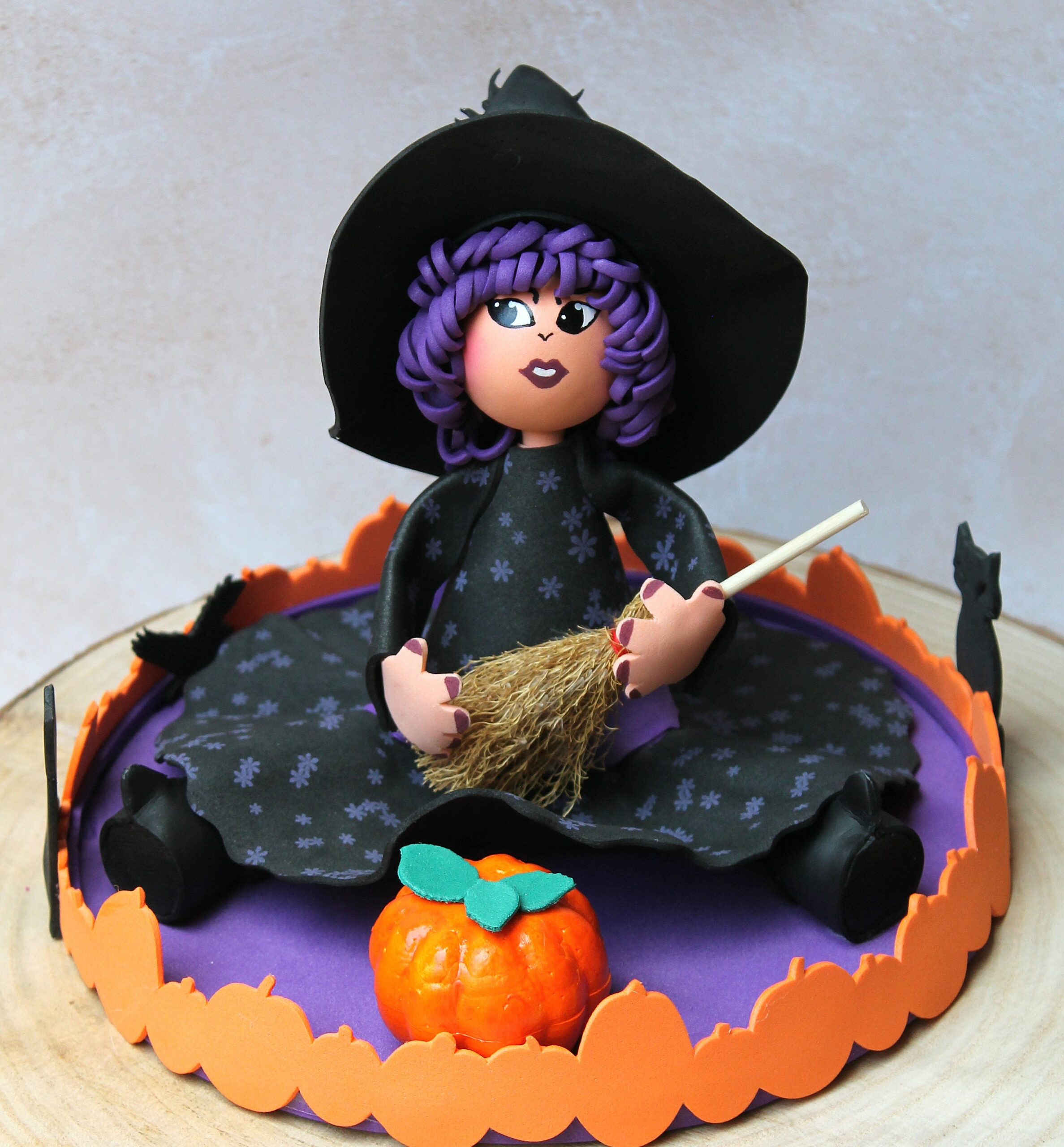 une figurine sorcière avec son grand chapeau noir