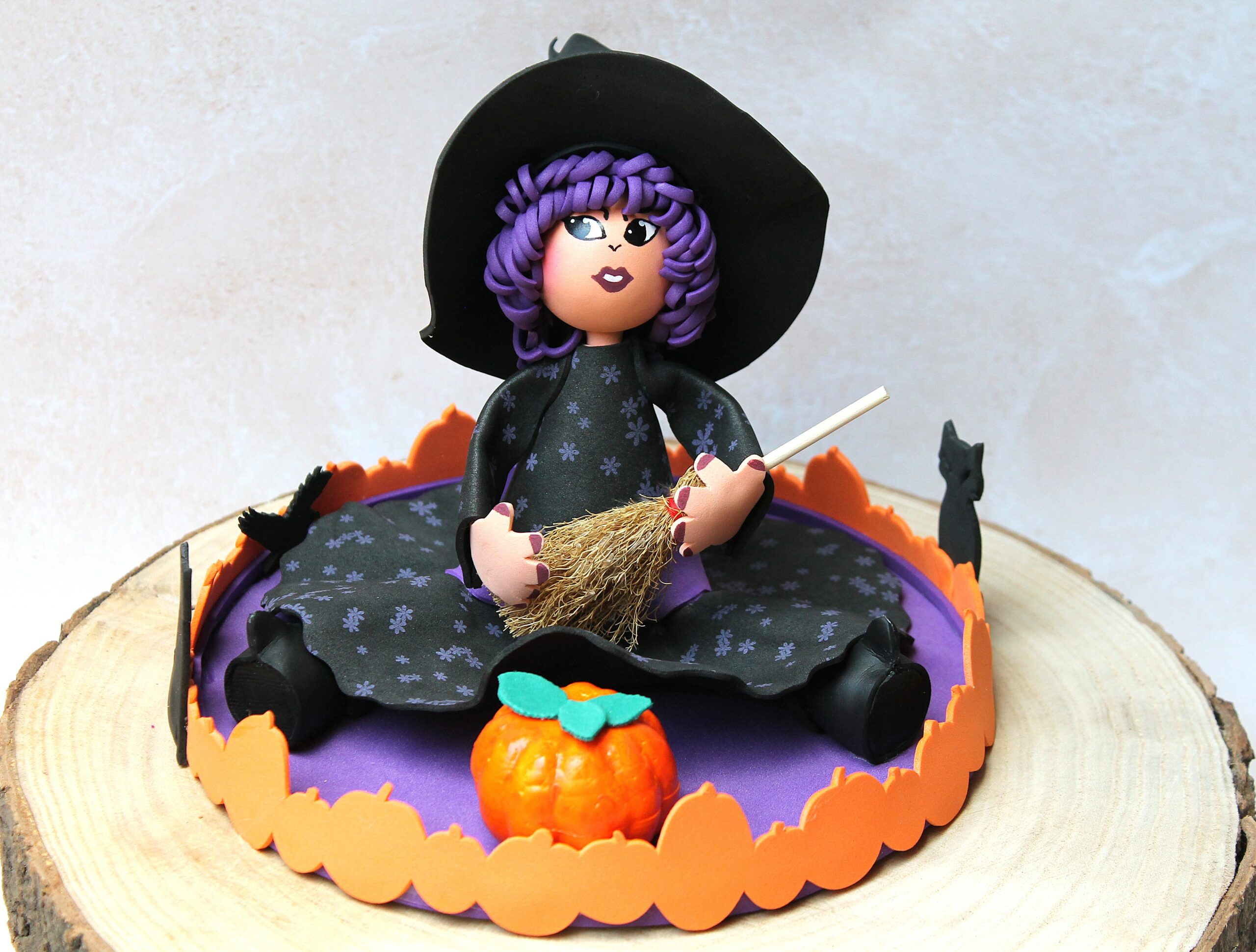 sorcière fofuchas sur un socle avec une citrouille