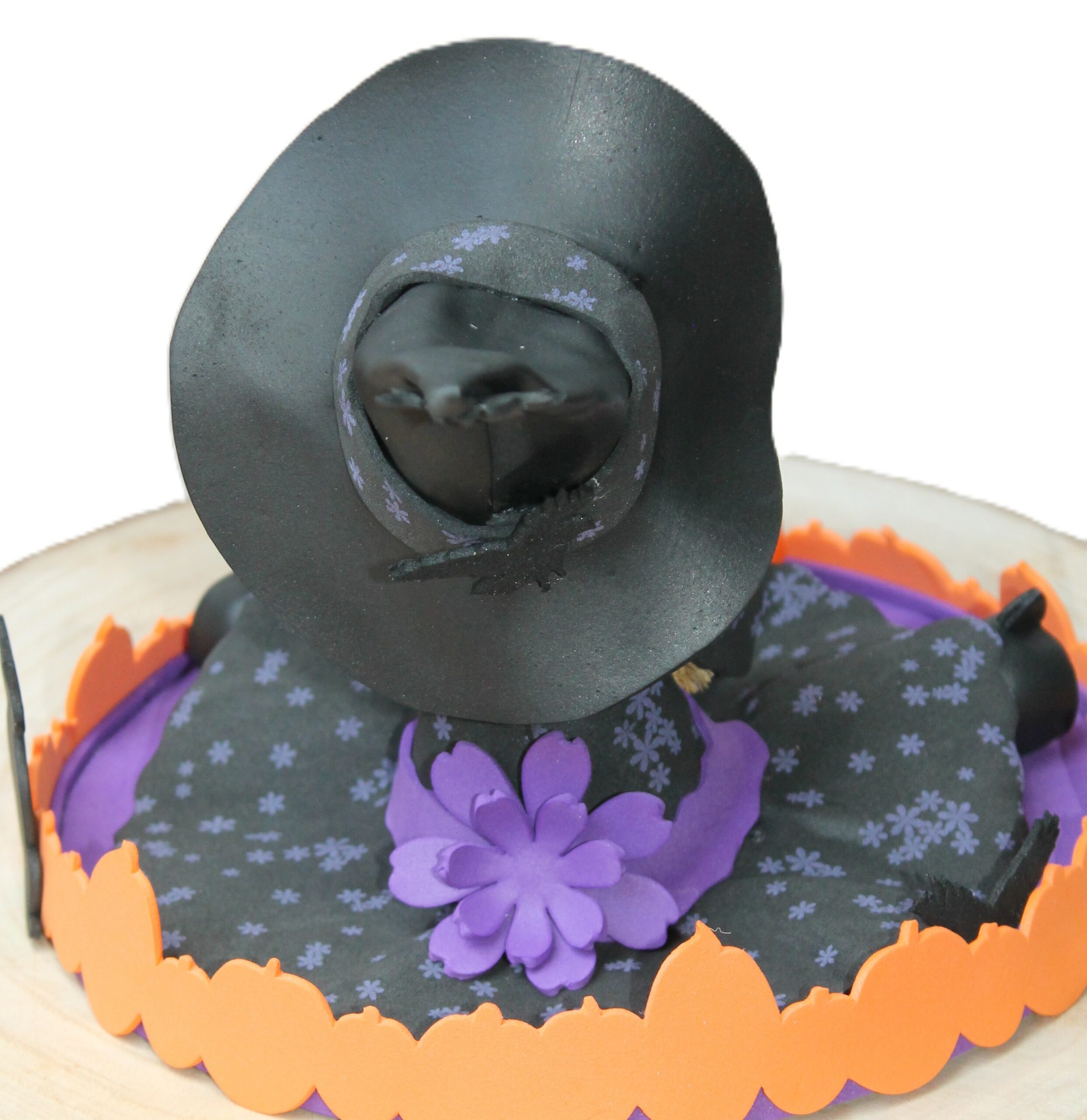 fofuchas sorcière et son grand chapeau vue de dos