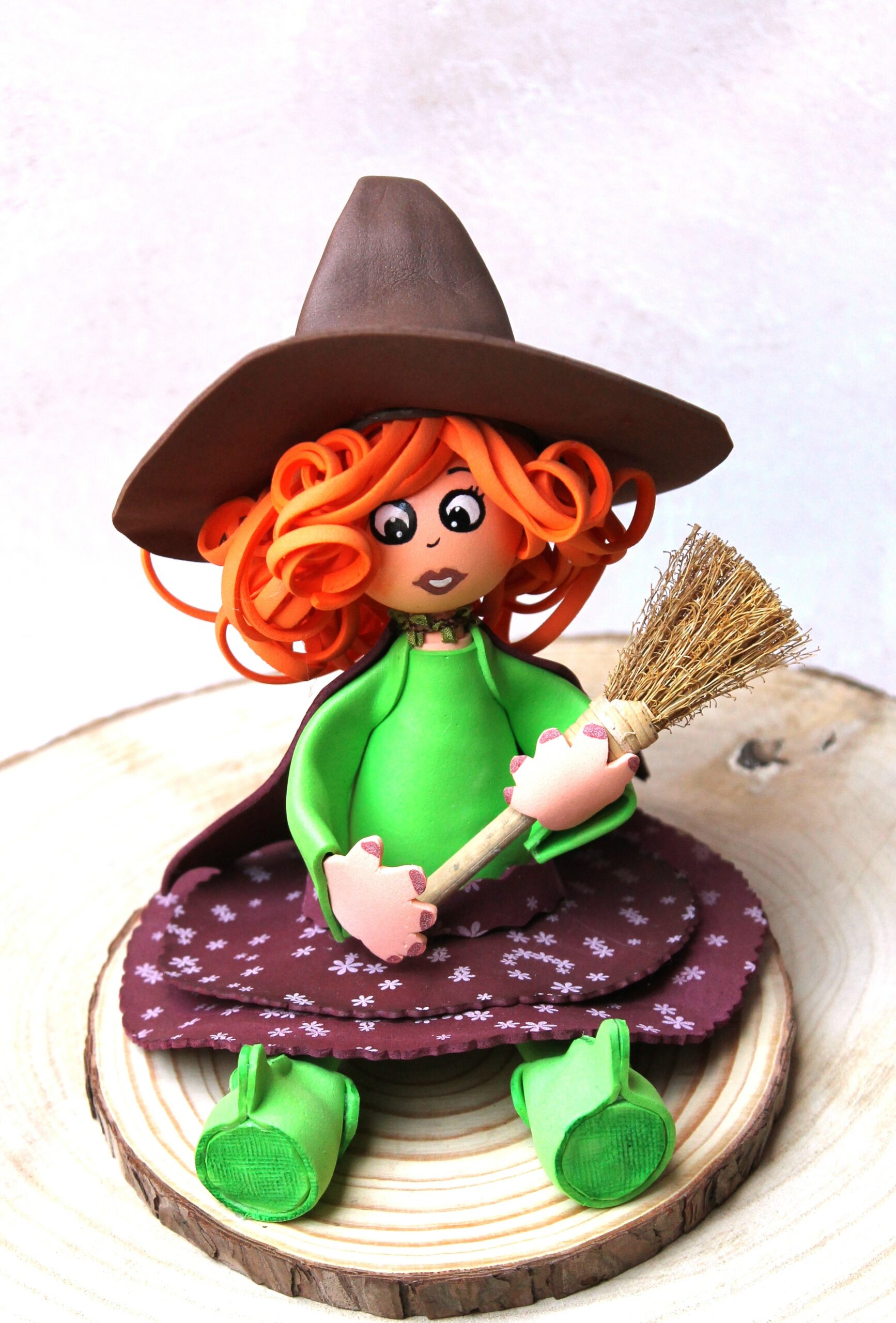 Figurine sorcière d'halloween avec son balai