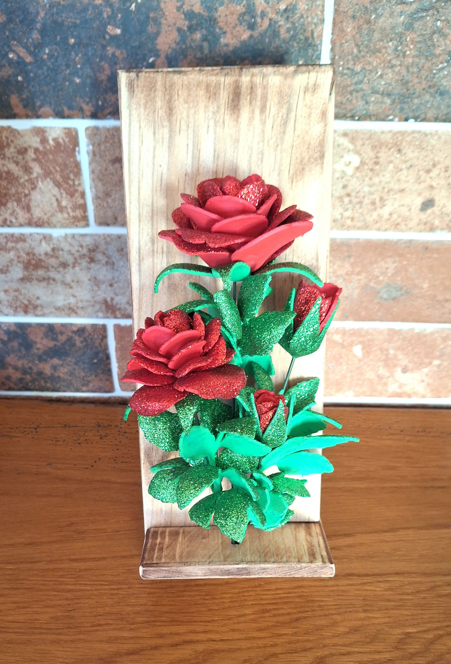 un bouquet de roses brillantes sur son support en bois